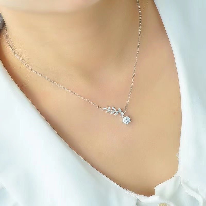 Women’s Moissanite Leaf Pendant Necklace, Clear Stone Collarbone Chain, Gift Jewelry – view 4